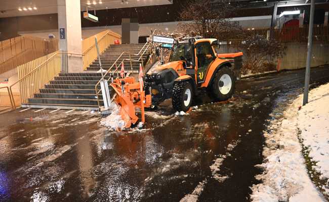 Zahlreiche Verkehrsunfälle auf winterlichen Strassen – Schneepflug erfasst Mädchen