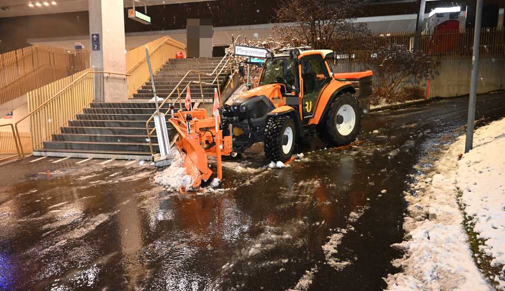 In Rapperswil-Jona geriet ein Schneepflug ins Rutschen und erfasste ein sechsjähriges Mädchen.