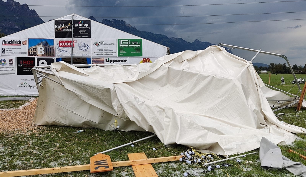 Einzig das grosse Festzelt hielt stand: Der Sturm im Juli hinterliess grosse Schäden beim Grabser Seilziehturnier und Wagenbaufest.