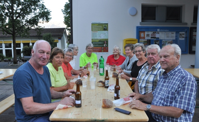 Wurst, Bier und gute Laune beim Rathaus