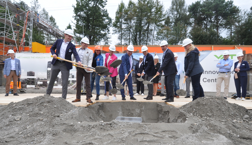 Spatenstich für langfristigen Erfolg: Die Verantwortlichen haben auf dem Gelände des Innovationszentrums in Haag gestern eine Zeitkapsel vergraben. 