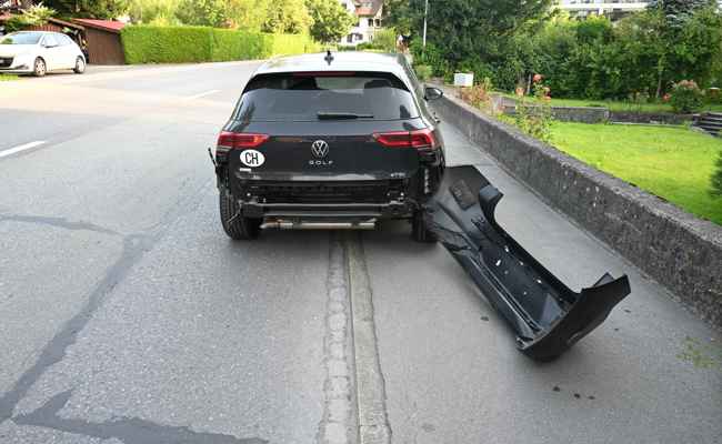 Kollision zwischen Auto und Motorradfahrerin geht glimpflich aus