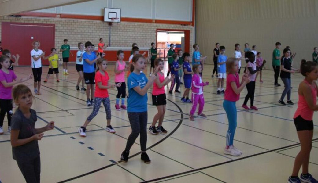  Kampagne gegen Mobbing verinnerlicht: 80 Kinder der Jugi des TV Buchs tanzten zu Luca Hännis Lied «I bi da für di». 