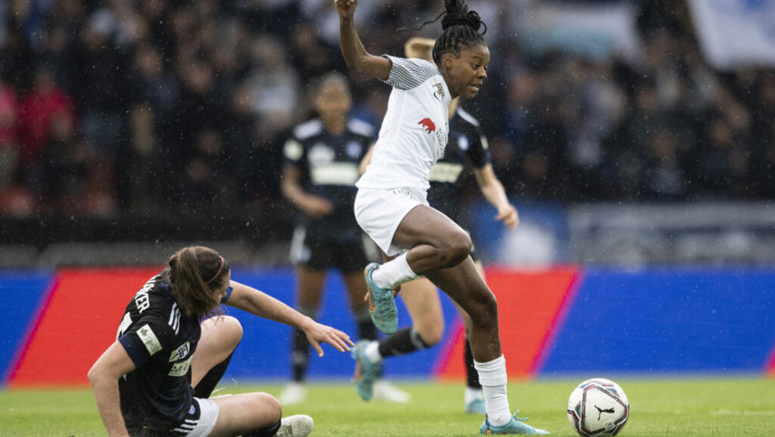  Lydia Andrade (rechts) im Zweikampf mit Laura Walker. 