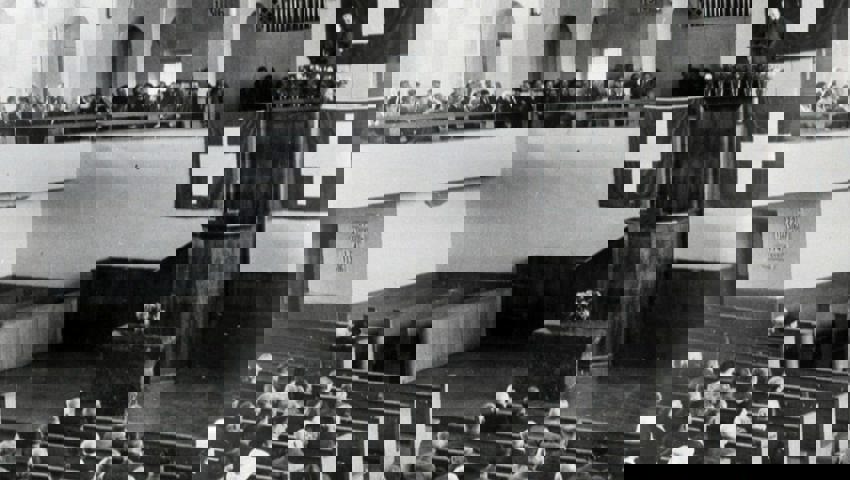  Bundesrat Walter Stampfli (rechts oben) sprach am Buchser Volkstag vom 1. Juni vor viel Volk in der Kirche. Bilder: Archiv Hansruedi Rohrer