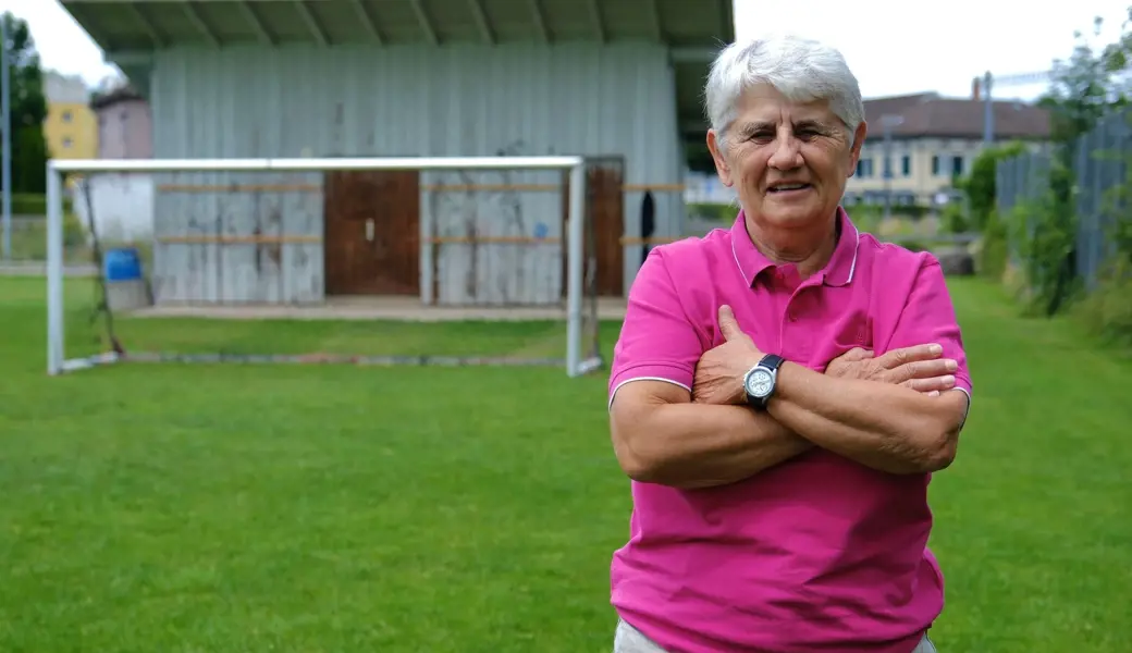 Die ehemalige Natispielerin Margrit Näf auf einem Fussballplatz in Bazenheid.