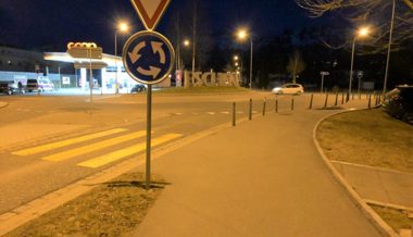 Kollision zwischen E-Bike und Personenwagen - eine Person verletzt - Zeugen werden gesucht