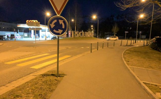 Kollision zwischen E-Bike und Personenwagen - eine Person verletzt - Zeugen werden gesucht
