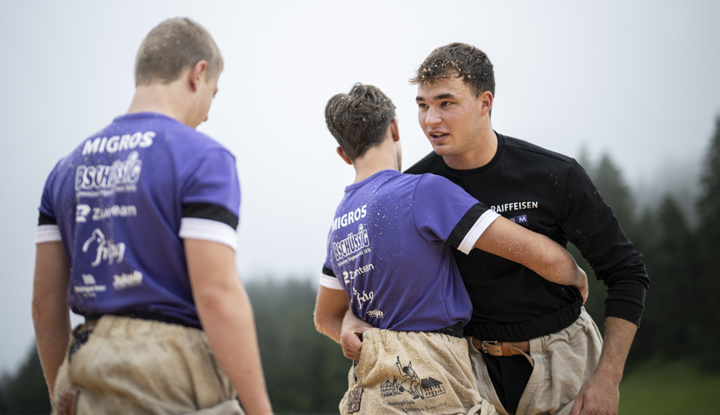 Michael Moser vom Berner Teilverband lehrt die Jungschwinger die richtige Technik bei den Griffen.