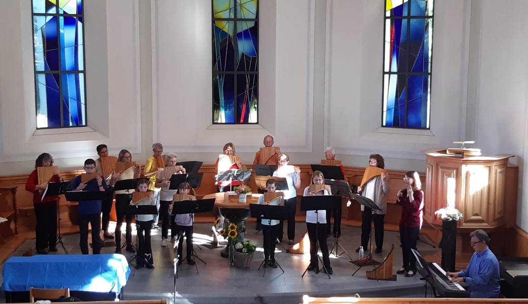 Das Panflötenorchester bei seinem Konzert in der reformierten Kirche in Azmoos.