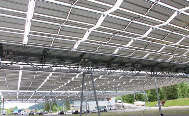 Interpellation im Kantonsrat: Parkplätze in Buchs und Salez mit PV-Anlagen überdecken