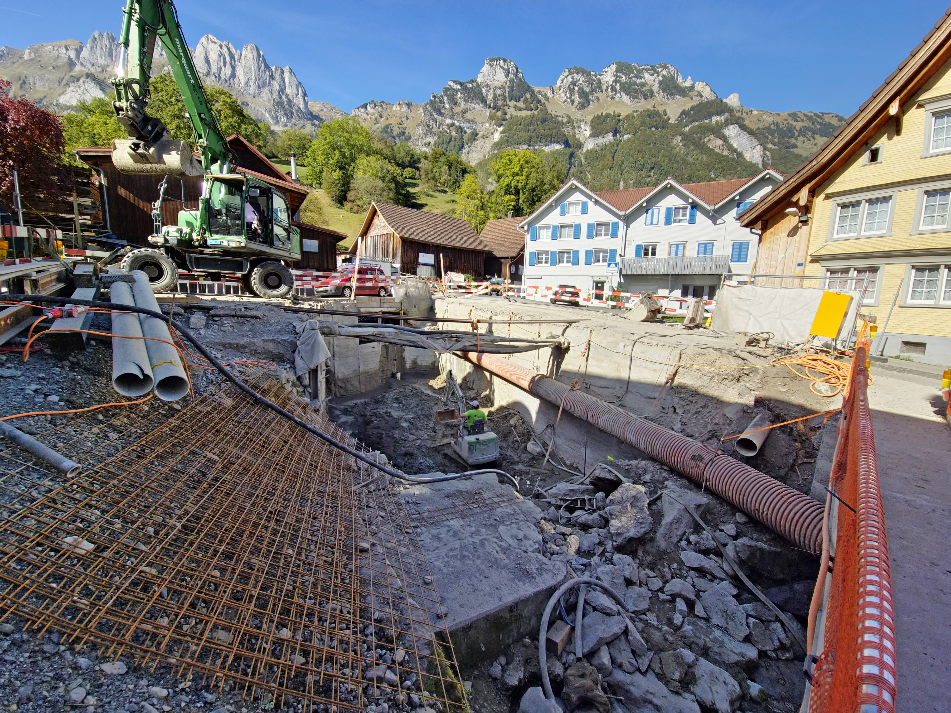 Das Riesenloch mitten im Dorf schafft mehr Platz für den Bach