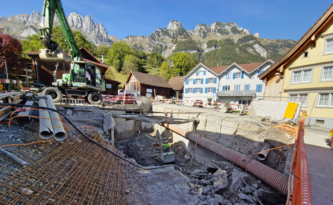Das Riesenloch mitten im Dorf schafft mehr Platz für den Bach
