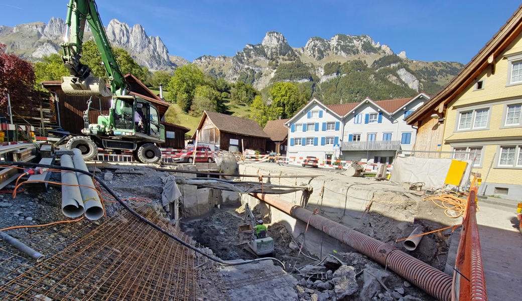 An der Vergrösserung des Durchlasses für den Mühlbach wird noch bis nächsten Frühling gearbeitet.