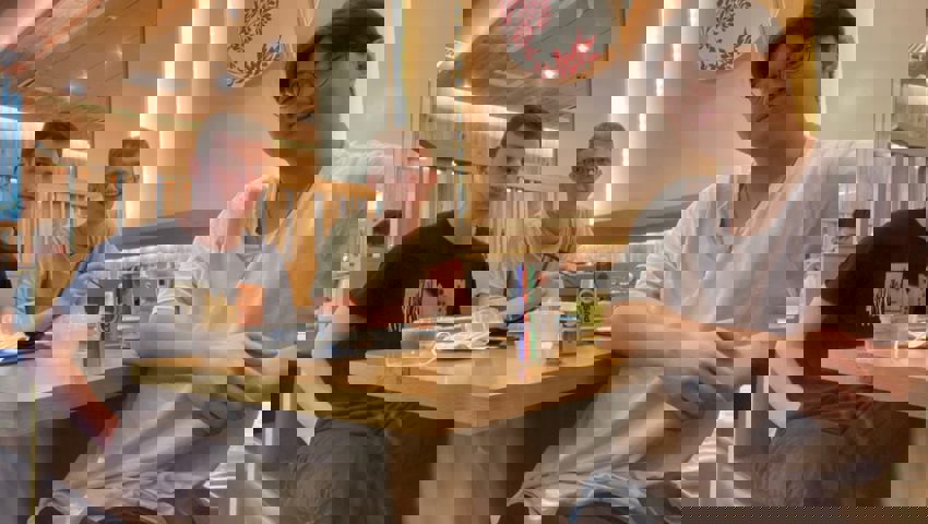  Jerome Trachsel (Buchs), Dario Ackermann (Mels) und Samuel Sutanto (Buchs) beim ersten Lunch in Kuala Lumpur (von links). 