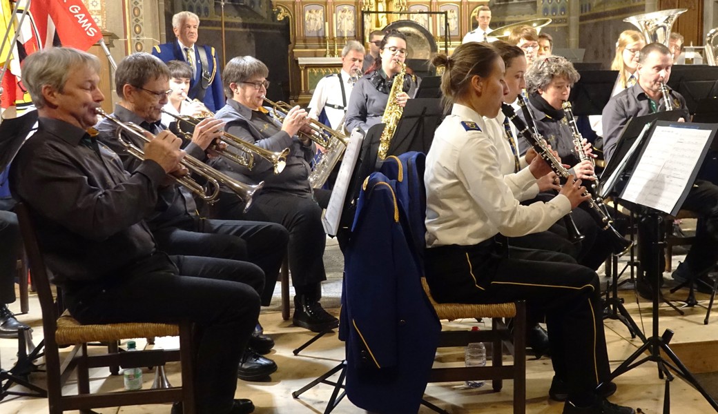 Die Bürgermusik Gams (in Weiss) und die Dorfmusig Grabs gaben gemeinsam zwei Konzerte. 