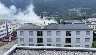 Feuer auf Mehrfamilienhaus-Dach - Feuerwehr macht Hitze zu schaffen