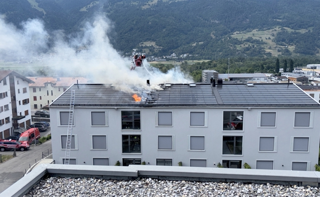 Feuer auf Mehrfamilienhaus-Dach - Feuerwehr macht Hitze zu schaffen