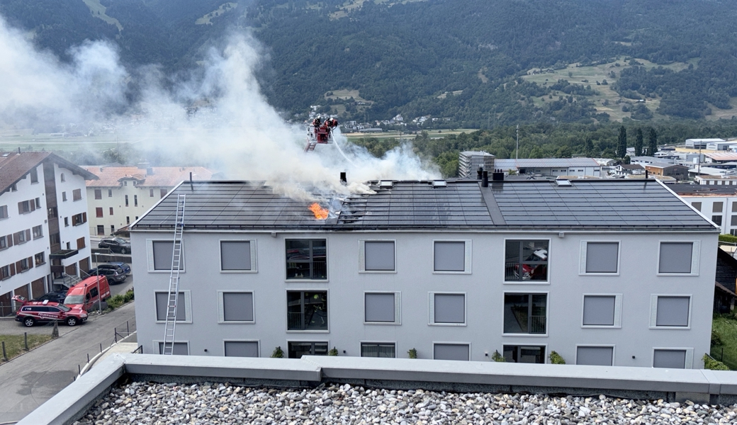 Feuer auf Mehrfamilienhaus-Dach - Feuerwehr macht Hitze zu schaffen