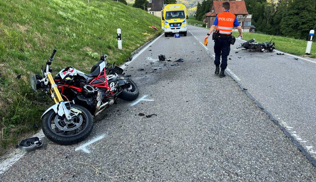 2023 haben sich besonders viele Motorradunfälle ereignet. Im Bild eine Unfallstelle im Juni in Wattwil, als sich zwei Motorradfahrer bei einer Frontalkollision schwer verletzten.