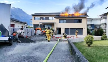 Dachstock in Gams stand in Flammen