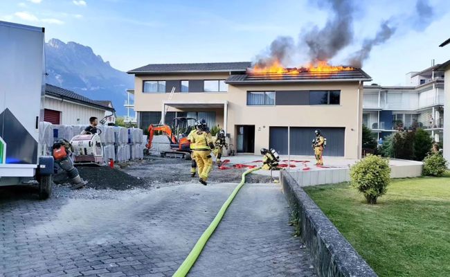 Dachstock in Gams stand in Flammen
