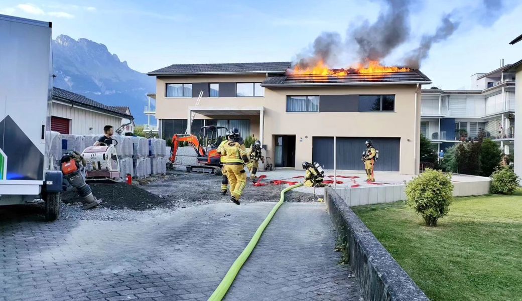 Dachstock in Gams stand in Flammen