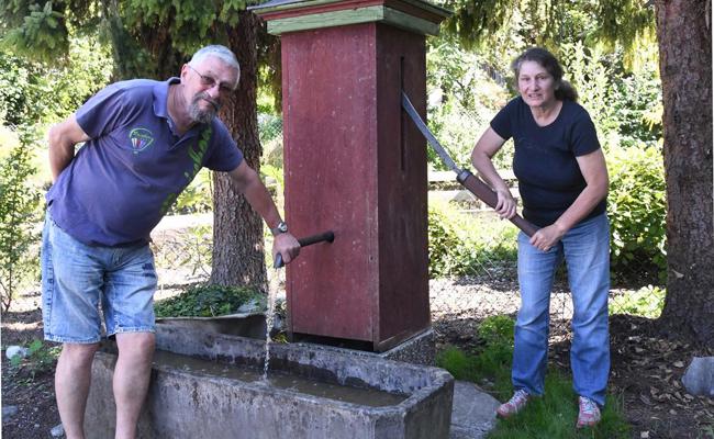 Das Wasser plätschert wieder auf Hebeldruck aus 150-jährigem Brunnen