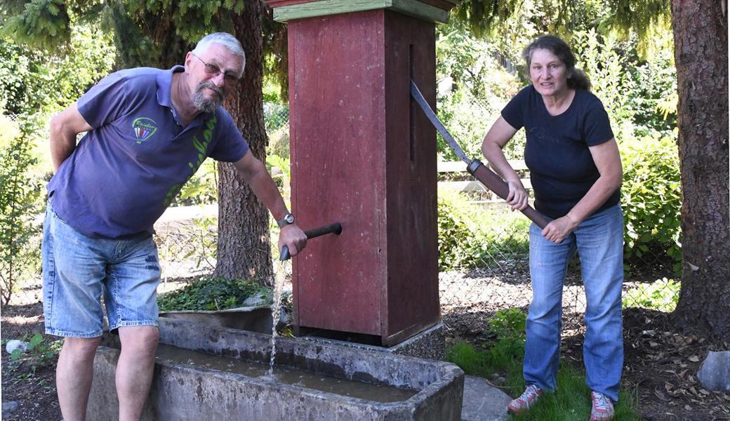 Das Wasser plätschert wieder, daran freuen sich Ursula Guntli und Robert Fausch.