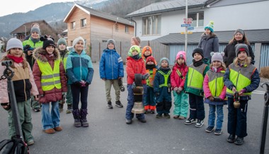 Kinder und Jugendliche haben das alte Jahr laut verabschiedet