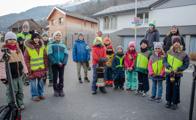 Kinder und Jugendliche haben das alte Jahr laut verabschiedet