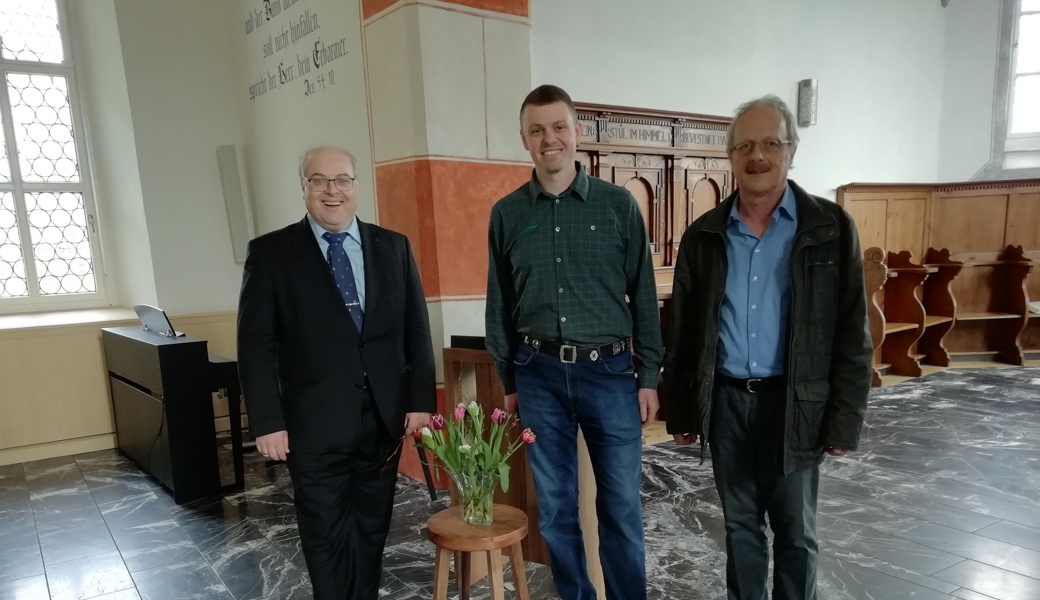 Von links: Kirchgemeindepräsident Michael Berger, Diego Tinner, neugewählter Vorsteher und Jakob Tinner, scheidender Vizepräsident der Kirchgemeinde und Vorsteher des Ressorts Besitzungen und Bauwirtschaftliches.