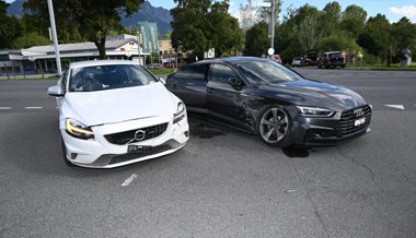 Zusammenprall zwischen zwei Autos – Zeugenaufruf