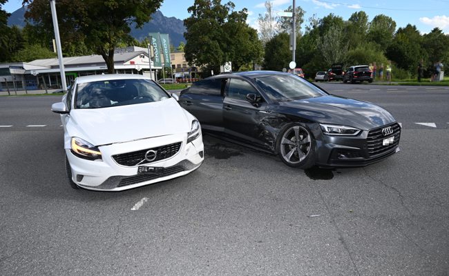 Zusammenprall zwischen zwei Autos – Zeugenaufruf