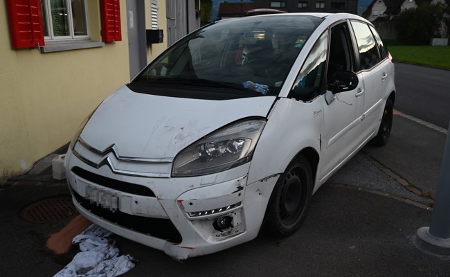 Auf A13 fahrunfähig in Baustelle gekracht und weitergefahren