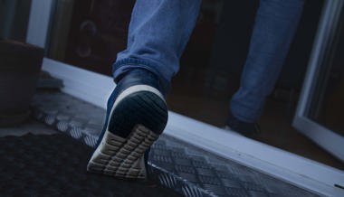 Einbrecher stehlen Tresor und Sportausrüstung – auf der Flucht verlieren sie einen Teil der Beute