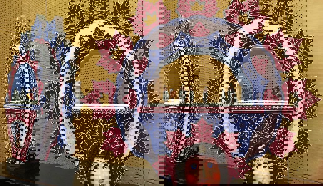  Über 200 Hauben und Hüte, wie sie beim Silvesterchlausen zum Einsatz kommen, konnten bestaunt werden Sie wurden mit viel Liebe zum Detail in stundenlanger Handarbeit hergestellt. Bilder: Corinne Hanselmann