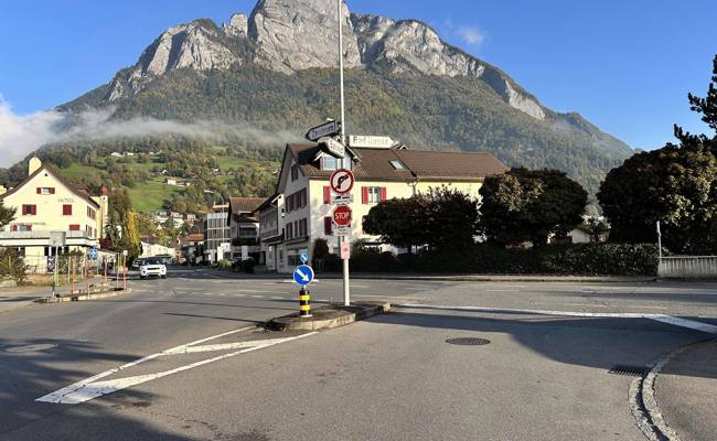 Autofahrerin fährt in vortrittsberechtigtes Velo