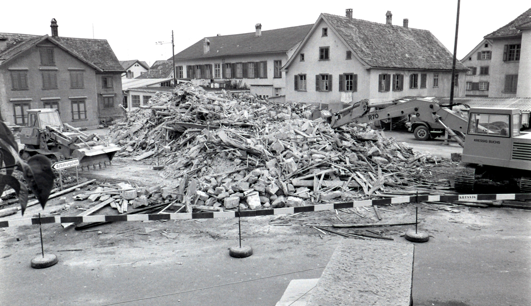 Am 27. Mai 1975 war das Schulhaus Dorf nur noch ein Trümmerhaufen.
