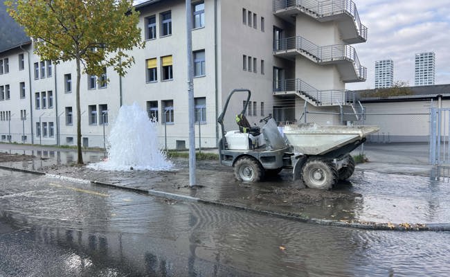 Motorkarren kollidiert mit Hydranten – Militär ohne Wasser