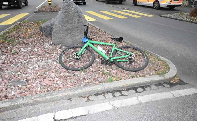 Auto und Velo kollidierten im Kreisel – 63-Jähriger eher schwer verletzt