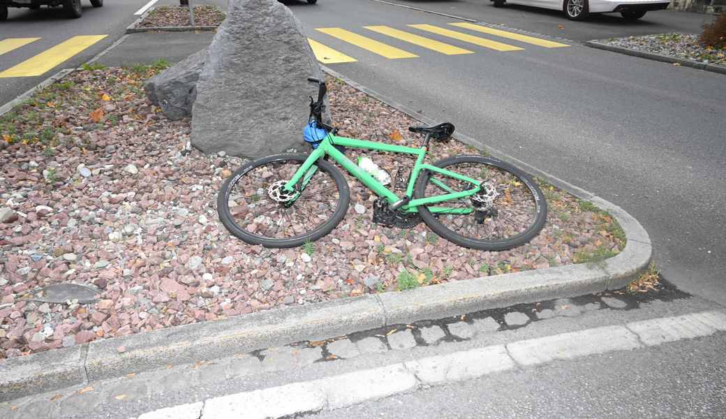 Der 63-jährige Velofahrer kam zu Fall und blieb verletzt auf der Strasse liegen.