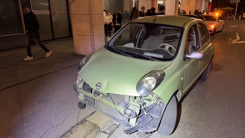 Das beschädigte Auto der 30-jährigen Frau.