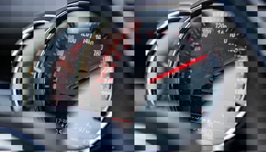 Raserinnen-Delikt bleibt ungesühnt: Mit 215 km/h auf der Autobahn geblitzt