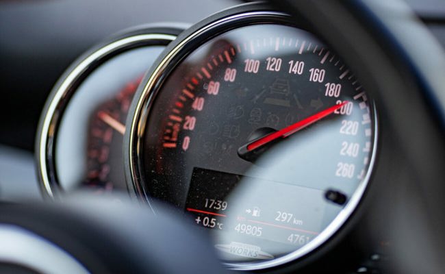 Raserinnen-Delikt bleibt ungesühnt: Mit 215 km/h auf der Autobahn geblitzt