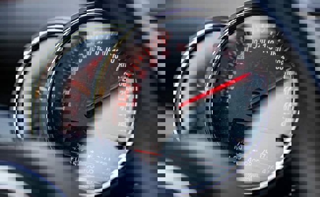 Raserinnen-Delikt bleibt ungesühnt: Mit 215 km/h auf der Autobahn geblitzt