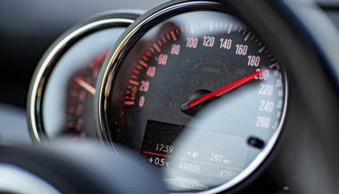 Raserinnen-Delikt bleibt ungesühnt: Mit 215 km/h auf der Autobahn geblitzt