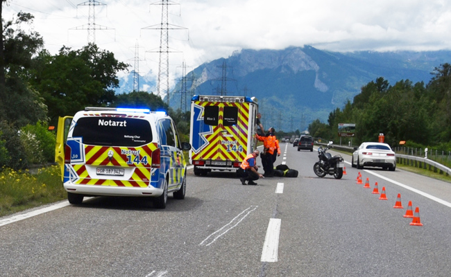 Töfffahrendes Ehepaar stürzt nach Kollision auf der Autobahn