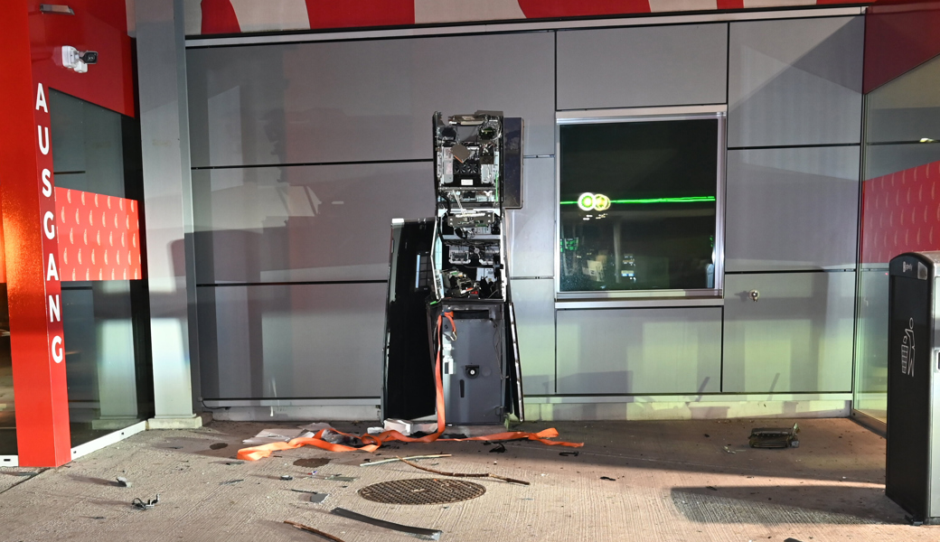 Freistehender Geldautomat in die Luft gesprengt: Tatort auf der Raststätte Rheintal Ost.