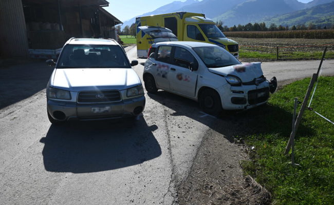 Unbestimmte Verletzungen nach Kollision zwischen Auto und Lieferwagen
